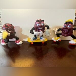 CALIFORNIA RAISINS FIGURINES VINTAGE 1987/88. LOT OF 3.   MULTICOLOR